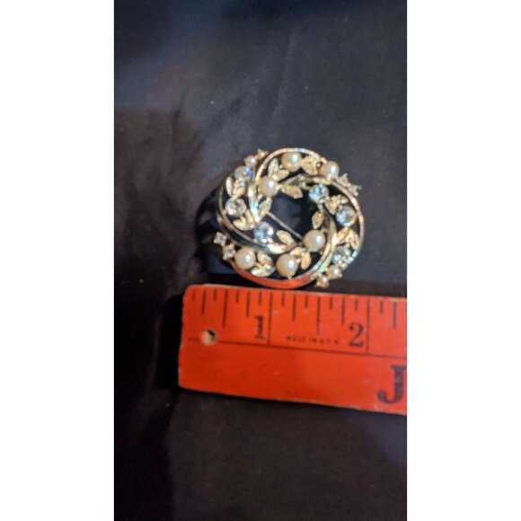 Gold Tone Circle Brooch Faux Pearls Rhinestones Leaf Design Vintage Floral Jewel - Picture 6 of 6